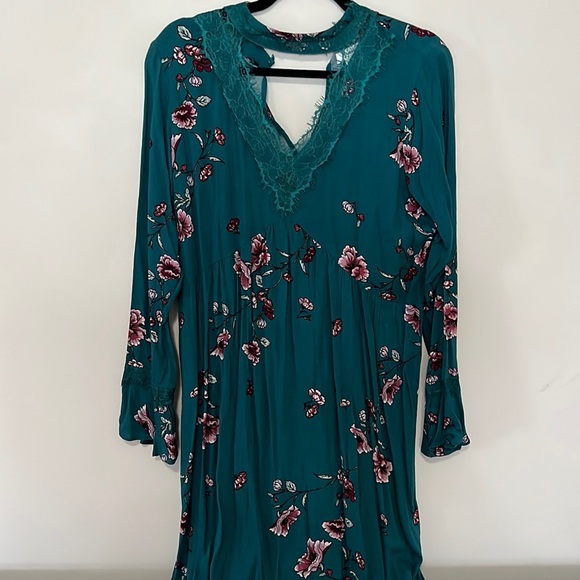 Eyeshadow Dresses & Skirts - Eyeshadow Boho Dress V Neck Mini to Midi Emerald Green Lace Detail